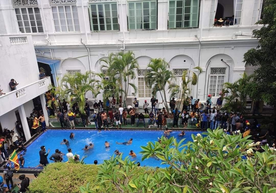 श्रीलंकाको आक्रोशित जनता,राष्ट्रपति भवनको पोखरीमा पौडन थालेपछि…