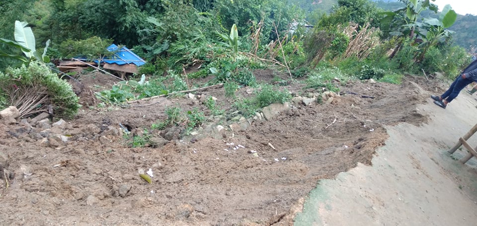 पाँचथरमा पहिराले एक घर बगाउँदा तीन जना बेपत्ता