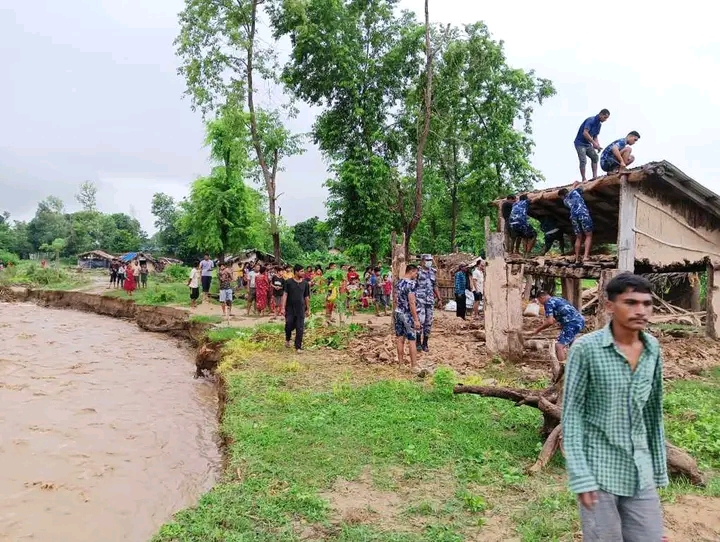 चौधर नदीको बाढी गाउँमा पस्दा पुरै बस्ती जोखिममा