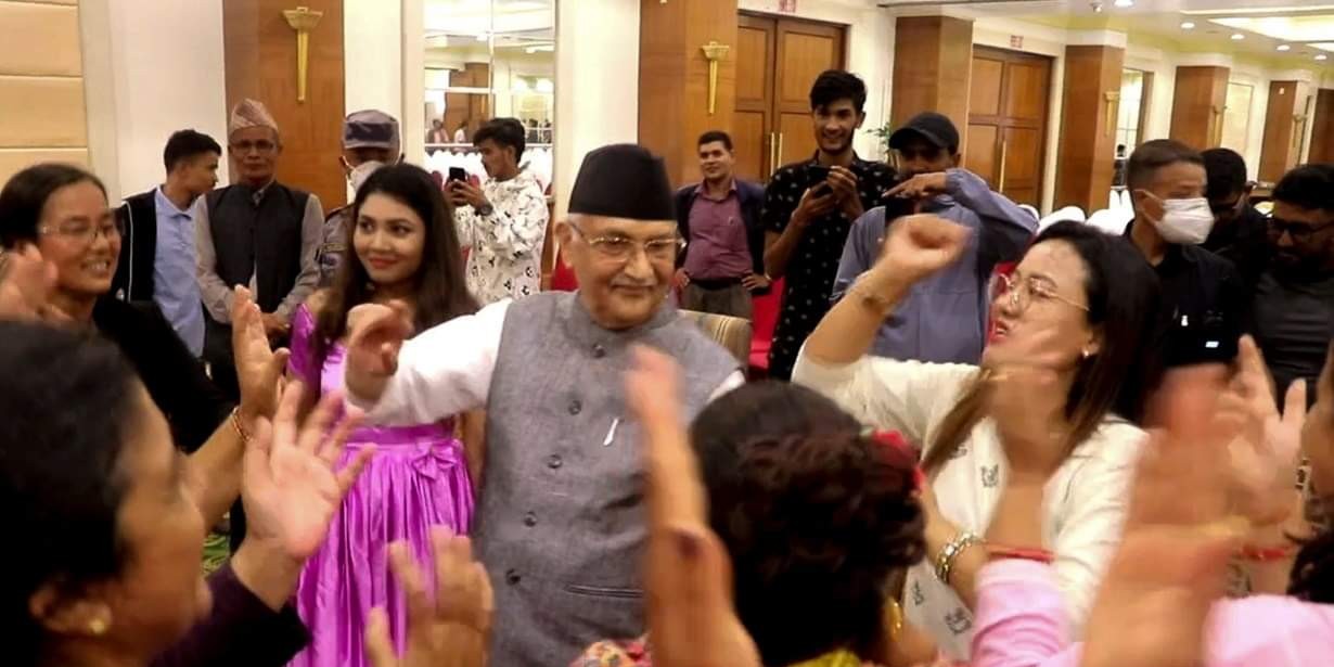 तीजको रौनक: नाचगान गरेर कमरेडहरुसँग तीज मनाउँदै ओली