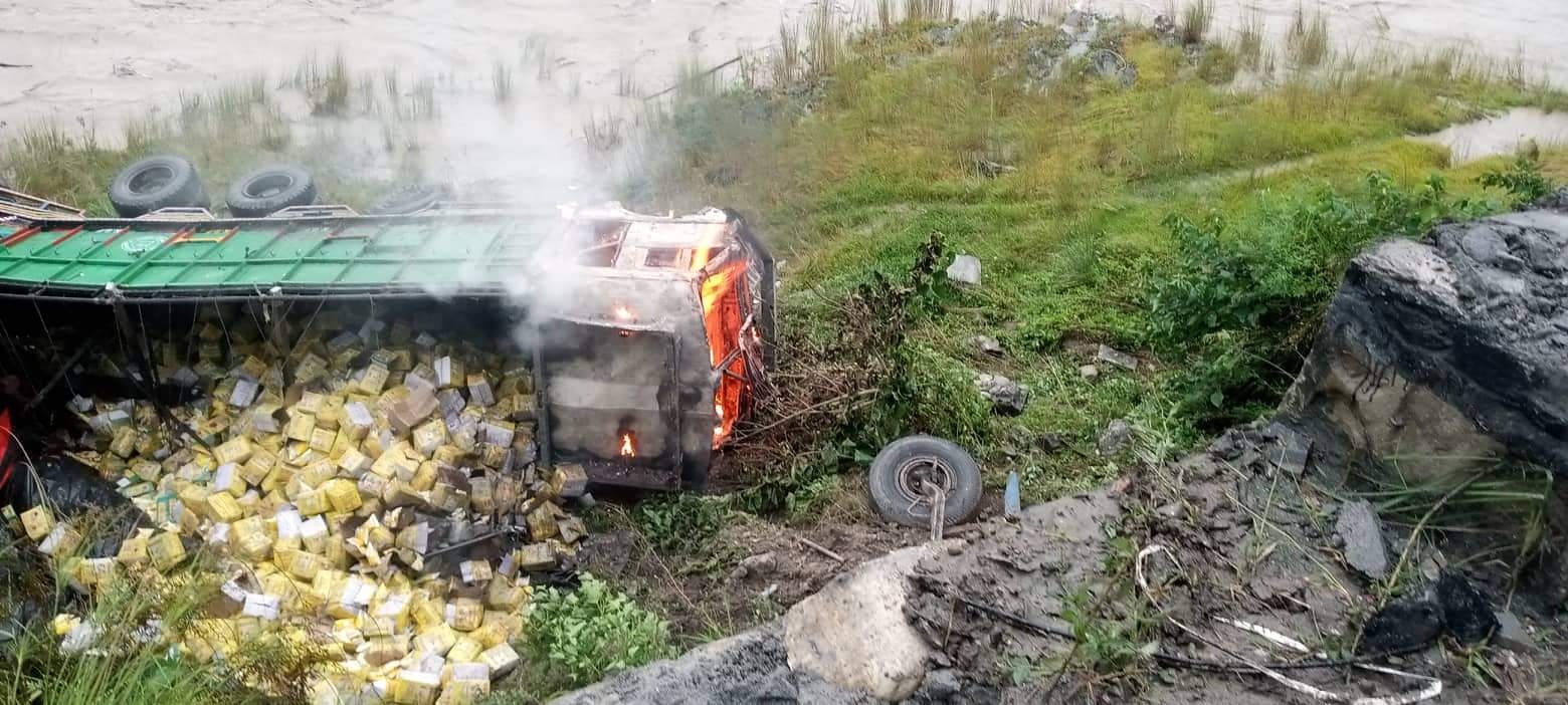 खानेतेल लिएर काठमाडौँ आउदै गरेको ट्रक जेरेखेतमा दुर्घटना