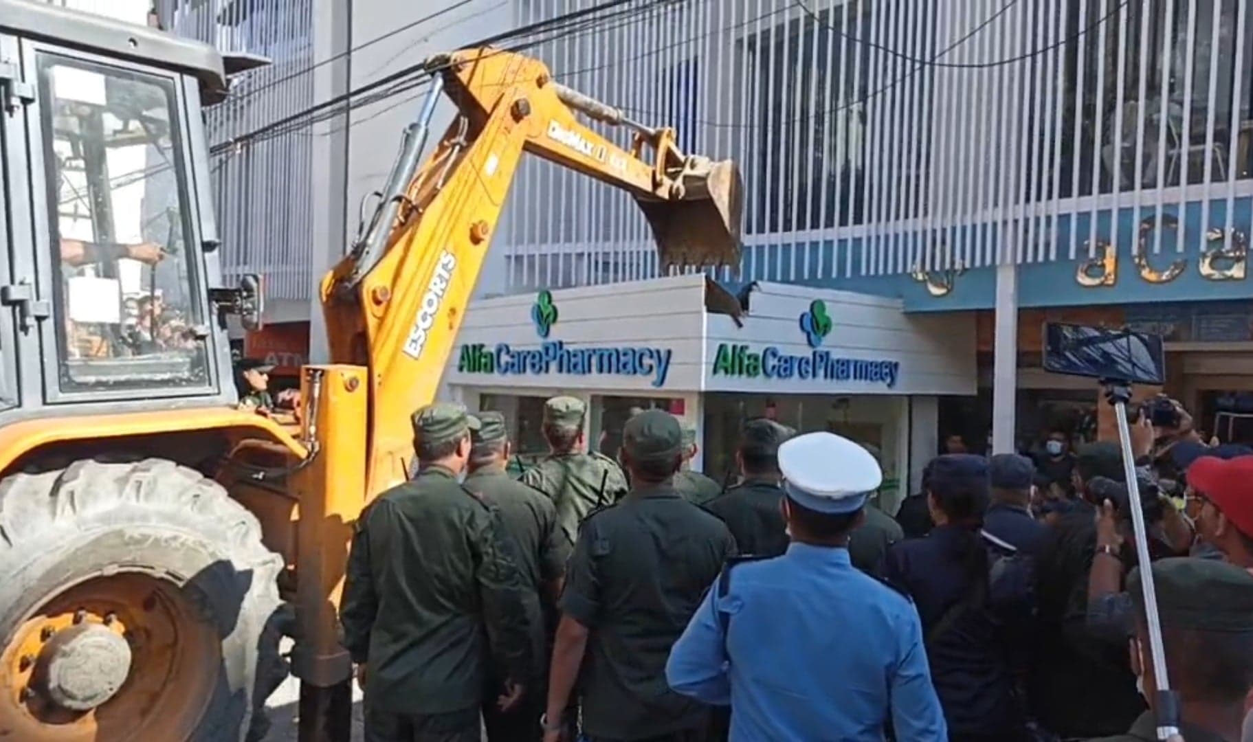 अल्फाबिटाको अवैध संरचनामा डोजर चल्याे,मेयरलाई डन नबन्न चेतावनी दिएका प्रतिनिधिले गल्ती स्वीकारे