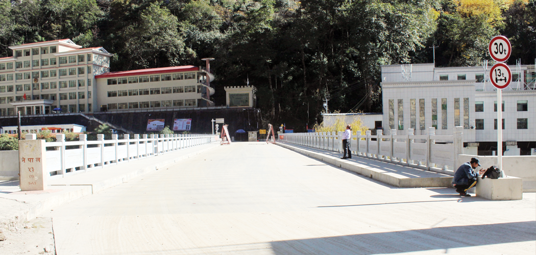 चिनले एकतर्फी नाका बन्द गर्दा व्यापारी मारमा, यसपालिको दसैं महँगो हुने