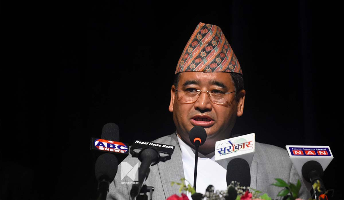 पर्यटन मन्त्रीलाई लाइनमा बस्न लगाएपछि सुरक्षागार्ड पक्राउ