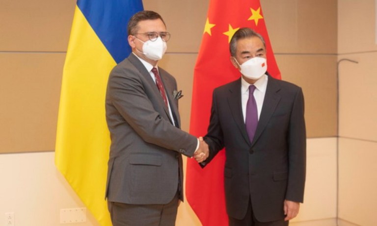 चिनियाँ विदेशमन्त्री वाङ र युक्रेनी समकक्षी दिमित्रो कुलेबाबीच भेटवार्ता