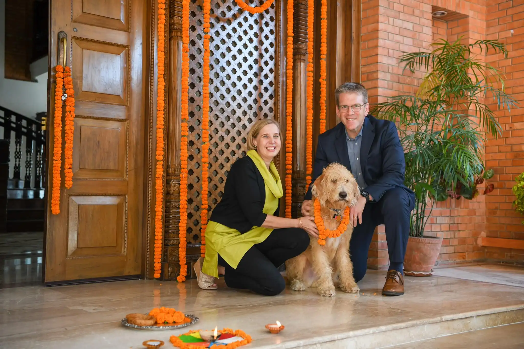 अमेरिकी राजदूत थम्प्सनले मनाए कुकुर तिहार