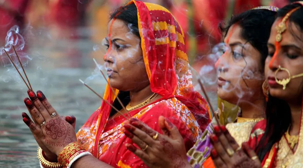 छठ पर्वको दोस्रो दिन आज खरना पर्व मनाउँदै