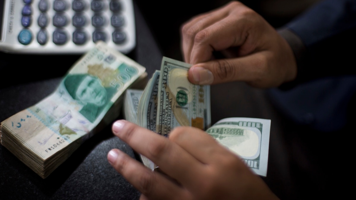 पाकिस्तानी रुपियाँ डलरको तुलनामा निरन्तर ओरालो