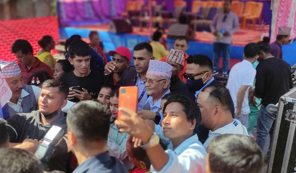 ओलीसँग सेल्फी खिचाउने भीड