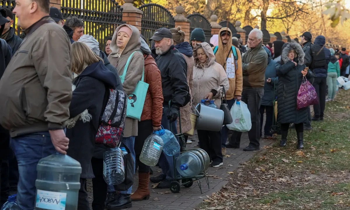 युक्रेनमा खानेपानीको हाहाकार, हजारौ मानिस लाममा बस्न बाध्य