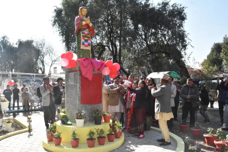 काठमाडौंको भृकुटीमण्डपमा राखिएको भृकुटीको शालिक मन्त्री उमा रेग्मीद्धारा अनावरण