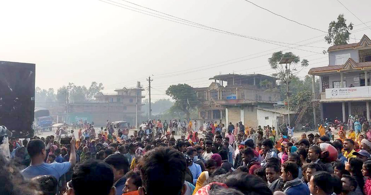 नेहा चौधरीलाई घरभित्र पस्न नदिएपछि झडप,पाँच जना प्रहरी घाइते