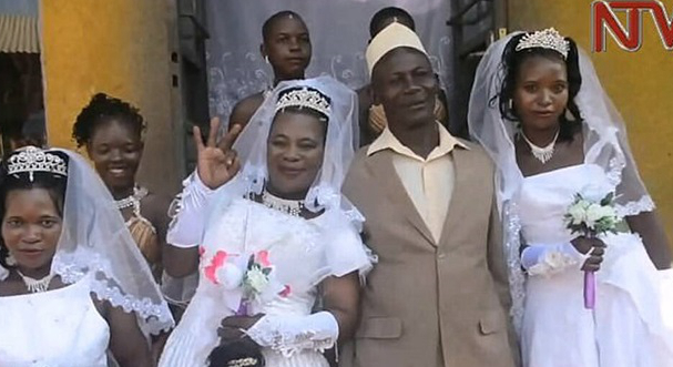 एकै समारोहमा ५० वर्षे पुरुषले गरे तीन महिलासँग विवाह