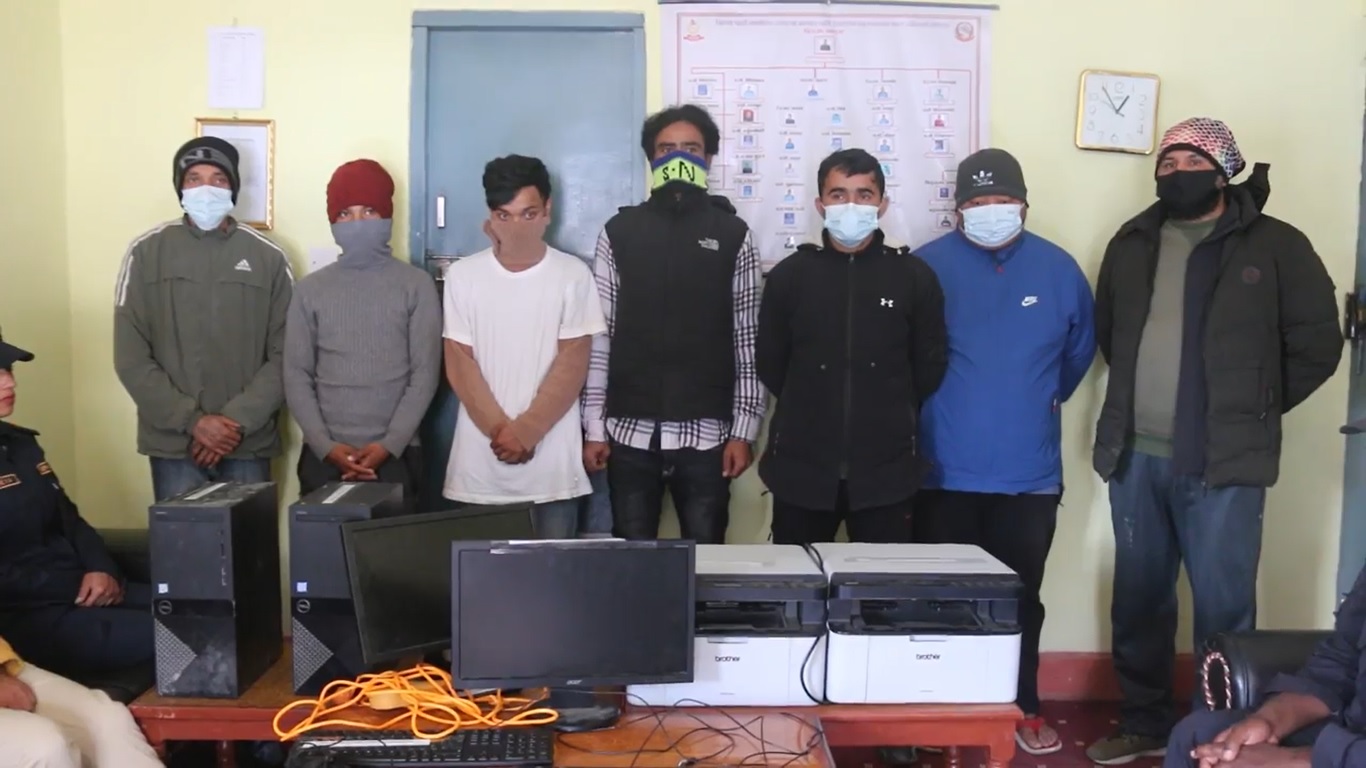 विद्यालयबाट कम्प्युटर चोर्ने सात जना चोरहरू पक्राउ 