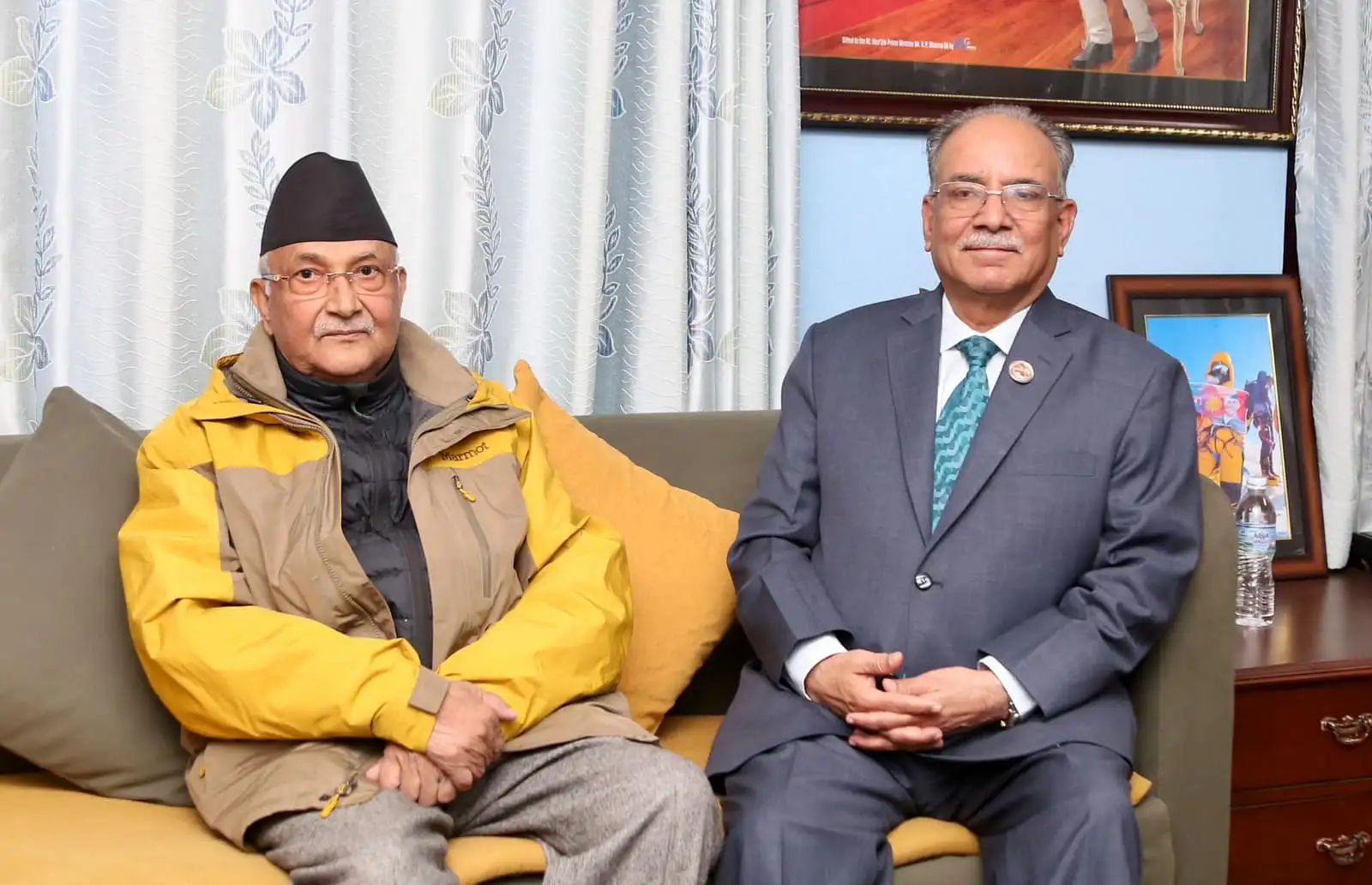 प्रधानमन्त्री दाहाल र अध्यक्ष ओलीबीच भेटवार्ता,मन्त्रालय बाँडफाँडबारे छलफल