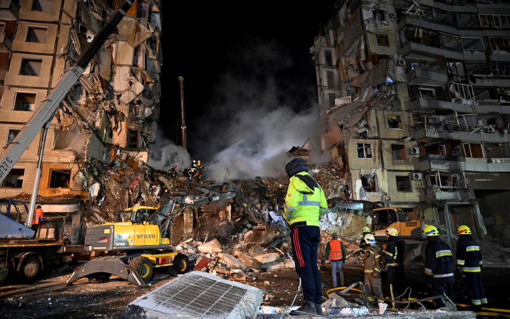 युक्रेनमा आवासीय भवनमा क्षेप्यास्त्र आक्रमण- ज्यान गुमाउनेको सङ्ख्या तीस पुग्यो