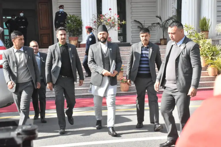 मलिन अनुहारमा मन्त्रालयबाट बाहिरिदै रविले भने एउटा अनागरिकले के उत्तर दिने ?