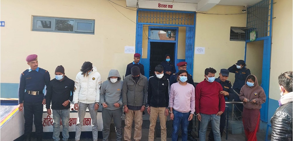 बैंक एकाउण्ट ह्याक गरी चार लाख चोरी,आठ जना पक्राउ