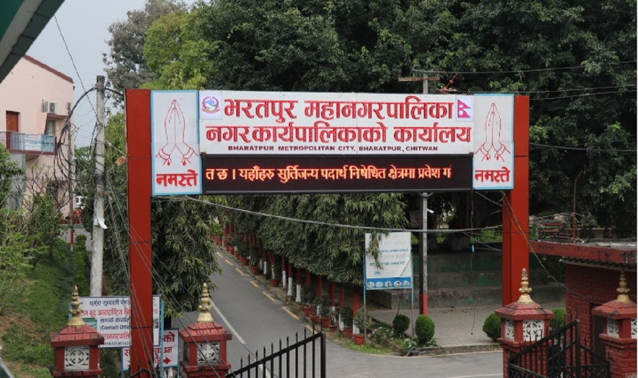 जिम्मा लिएर समयमा काम नसक्ने १४ निर्माण व्यवसायीलाई कारबाही गर्दै भरतपुर महानगर