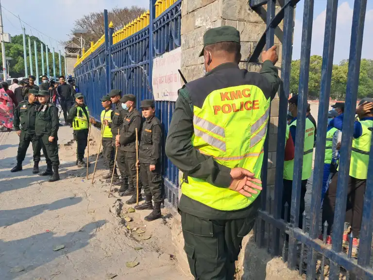 मिटरब्याजी पीडितहरूलाई काठमाडौँ महानगरले खुलामञ्चमा बस्न नदिने