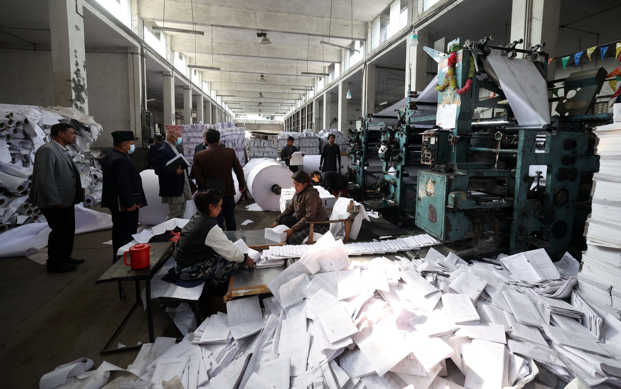 चैतभित्र विद्यार्थीको हातमा पुस्तक पुर्‍याउने