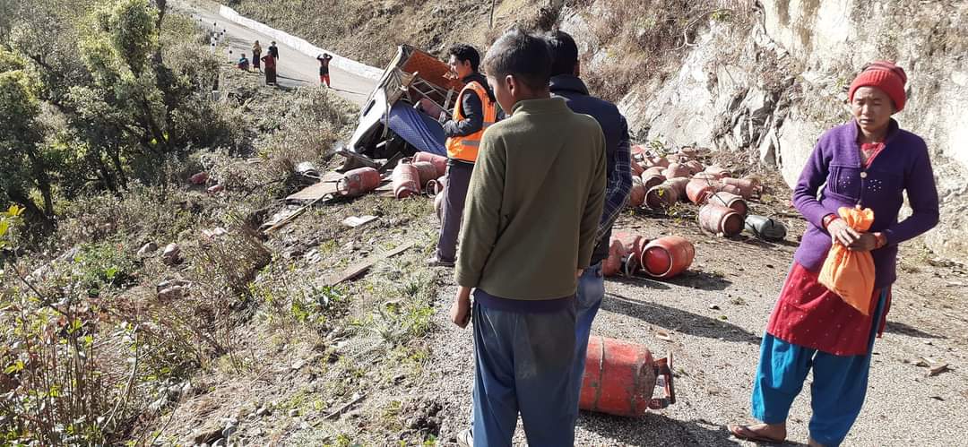 दैलेख आउँदै गरेको ट्रक दुर्घटना, चालकसहित तीन जनाको मृत्यु