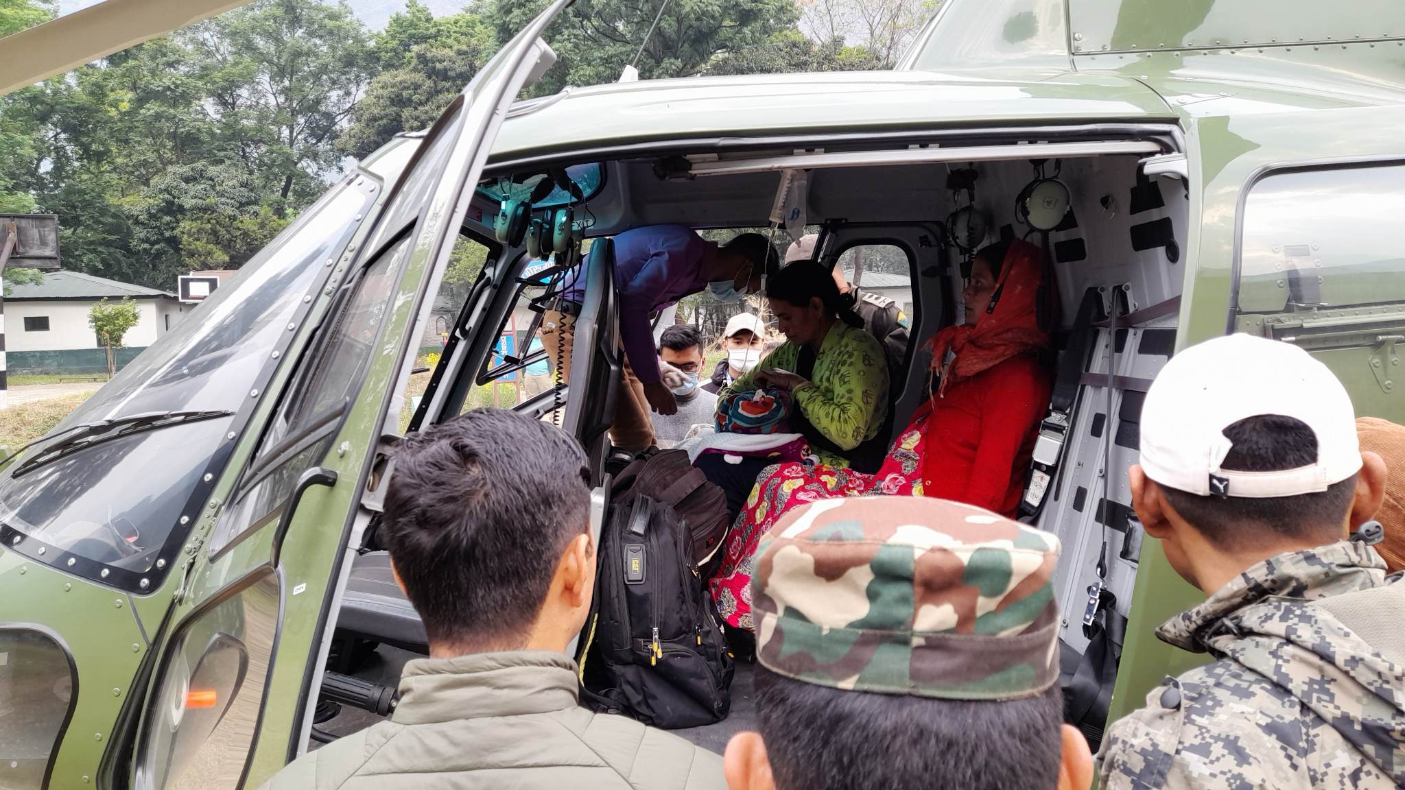 दार्चुलामा एक सुत्केरी महिलाको हेलिकप्टरबाट उद्दार