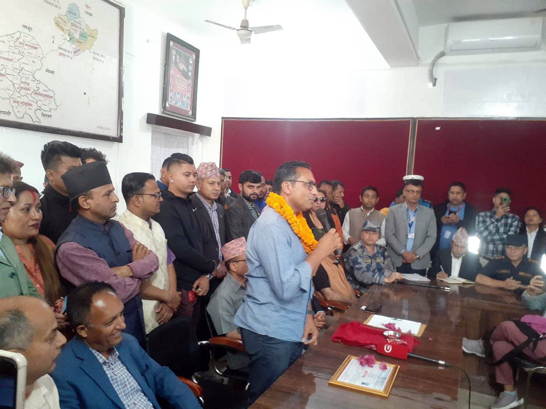 निर्वाचित डा. वाग्लेलाई प्रमाणपत्र प्रदान