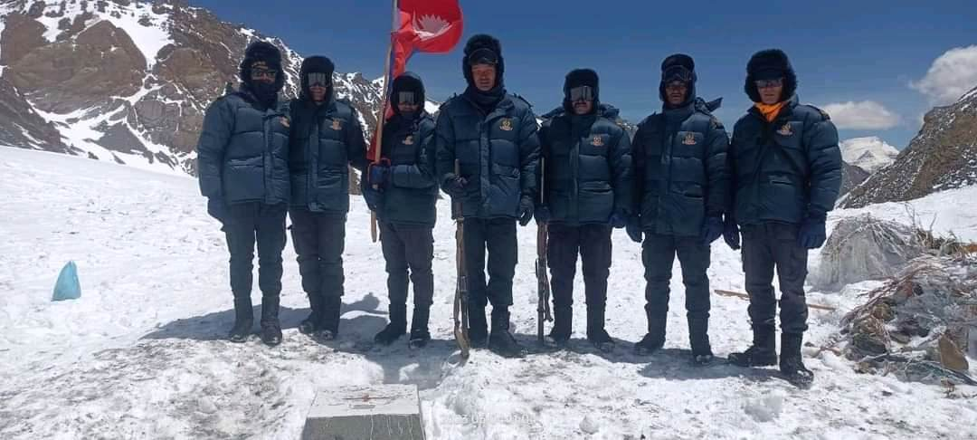 नेपाल–चीन सीमा स्तम्भ पिल्लर नम्बर १ मा प्रहरीको गस्ती टोली पुग्याे