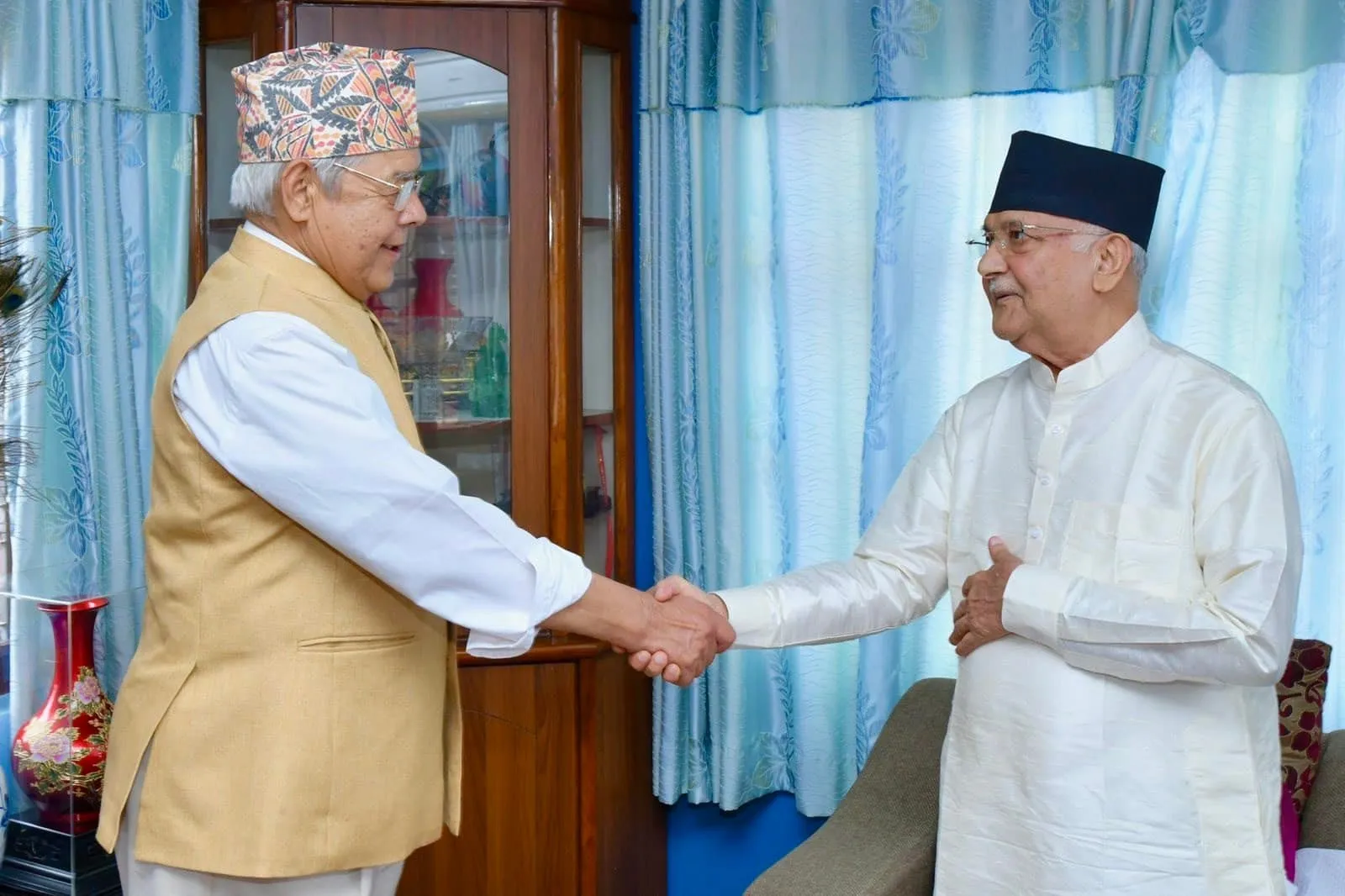 वामदेव गौतम एमालेमा फर्कने संकेत,अध्यक्ष ओलीले बोलाए खुसीसाथ एमालेमा फर्कने