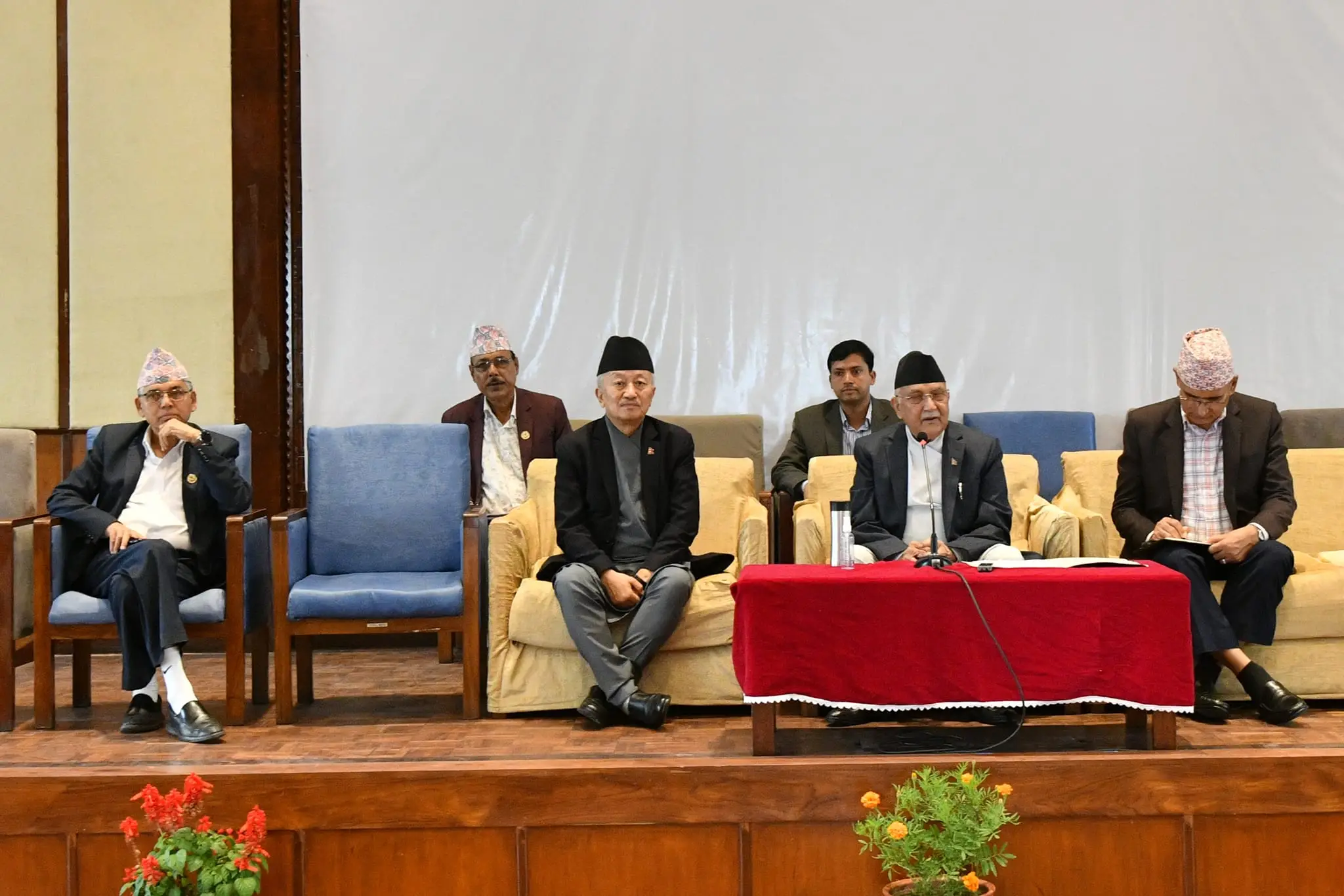 प्रधानमन्त्री बनाउन दिल्ली भ्रमण अभिव्यक्तिपछि- एमालेले माग्यो प्रधानमन्त्रीको राजीनामा