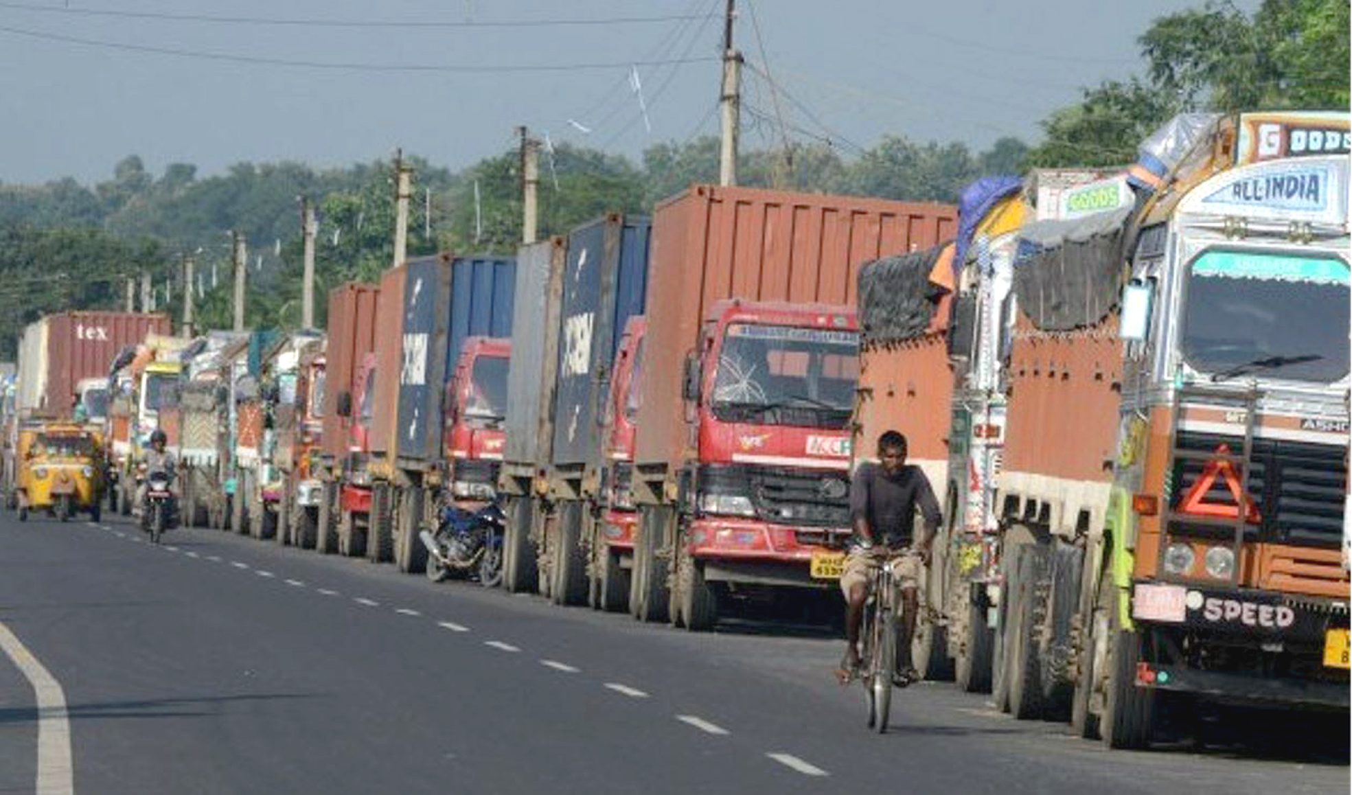 पूर्वीनाकाबाट मात्रै छ अर्ब ३० करोड रुपैयाँको तरकारी र फलफूल आयात