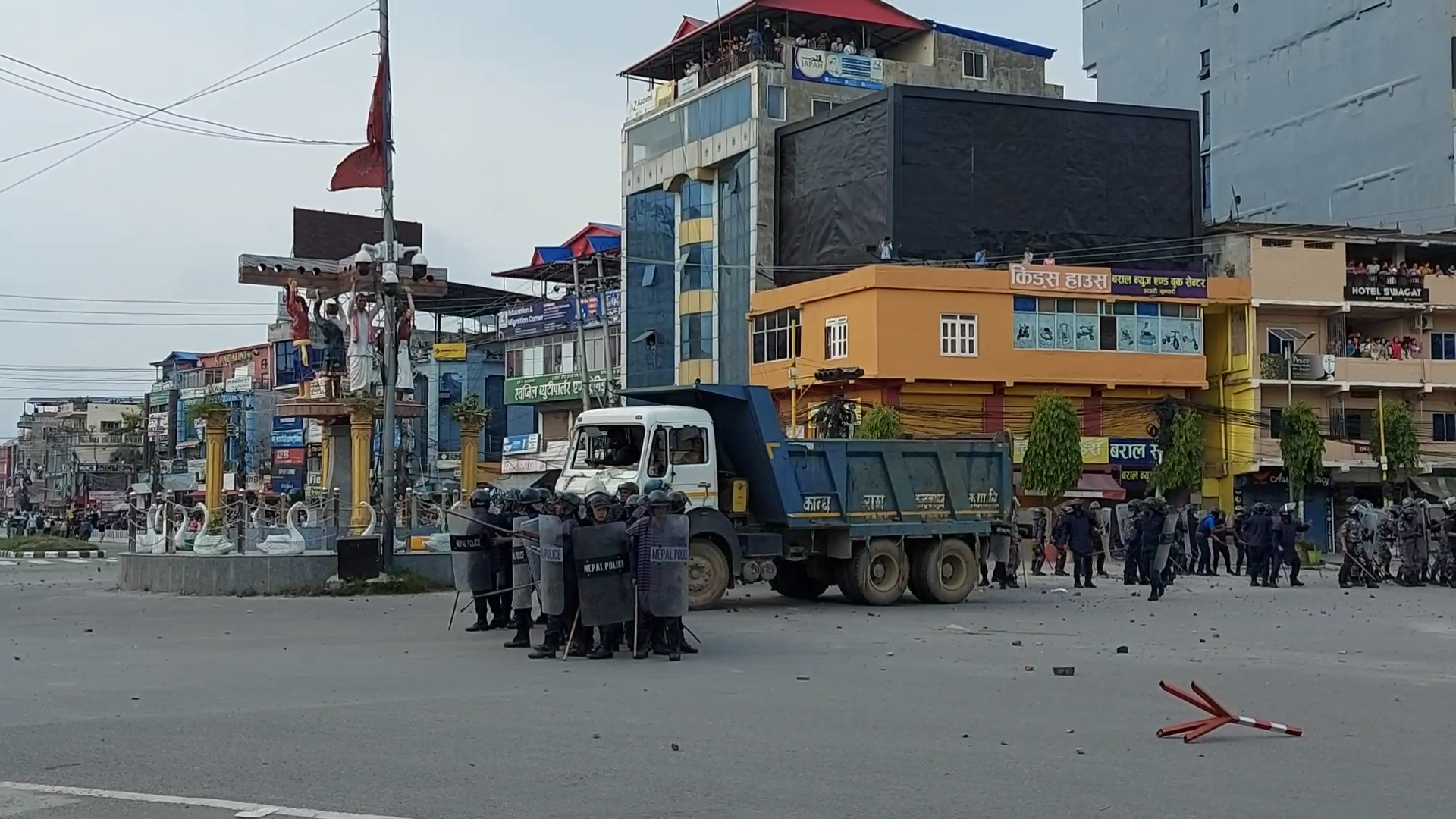 टिपरको ठक्करबाट इटहरीमा २२ वर्षिया छोरी र आमाको मृत्यु