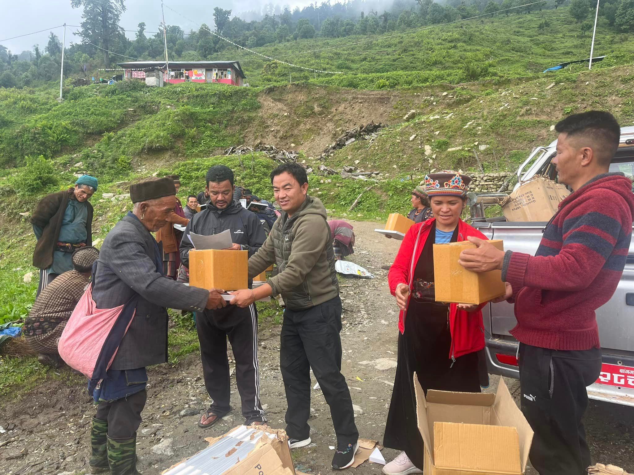 आमाछोदिङ्मो गाँउपालिकाद्वारा पशुपालक किसानहरुलाई निशुल्क सोलार वितरण