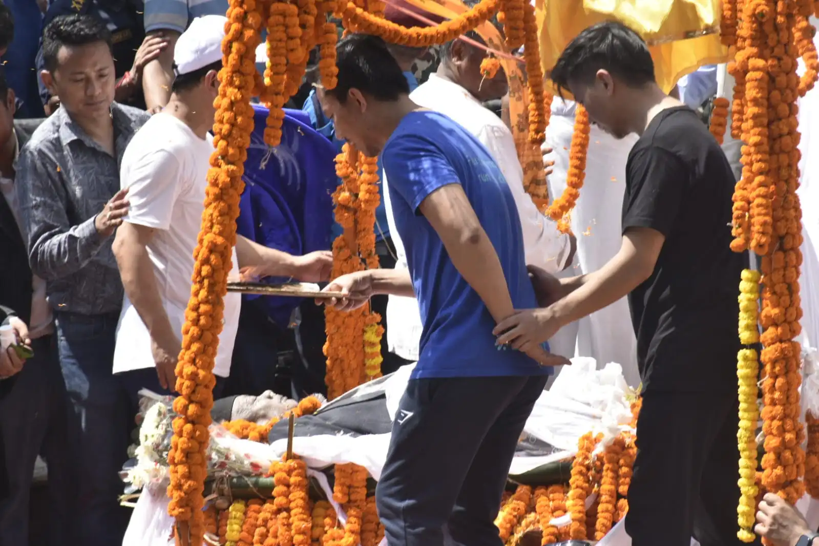 राजकीय सम्मानका साथ नेम्वाङको अन्त्येष्टि,दुई छोराले दिए दागबत्ती