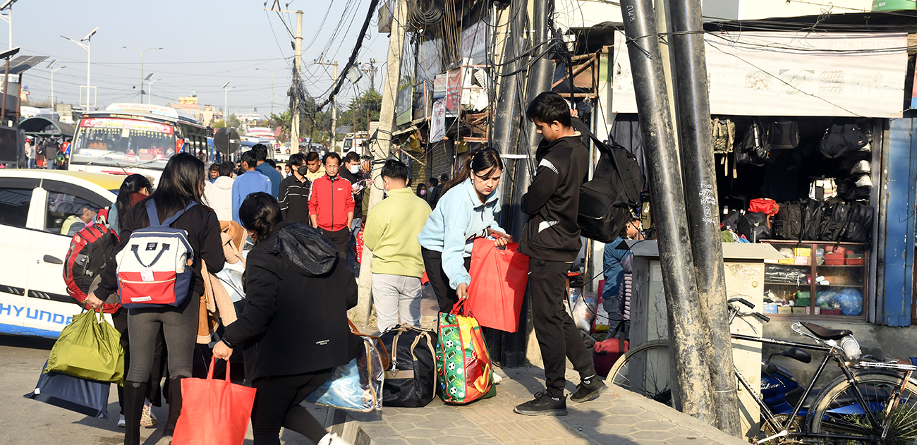 दशैँका लागि उपत्यकाबाट गाउँ जानेहरूको भीड