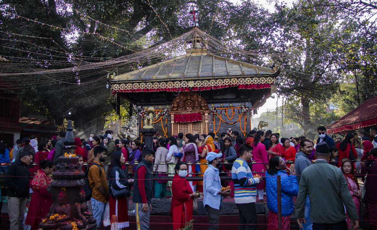 काठमाडौंको मैतीदेवी मन्दिरमा पूजा गर्न लाइनमा भक्तजनहरु