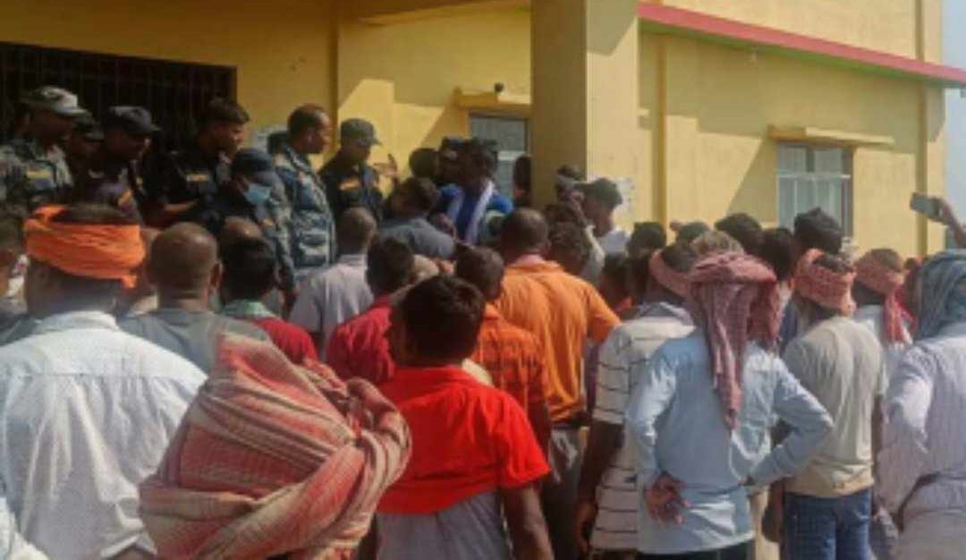 आफ्नै कार्यालय भित्र घेराबन्दीमा नगरप्रमुख