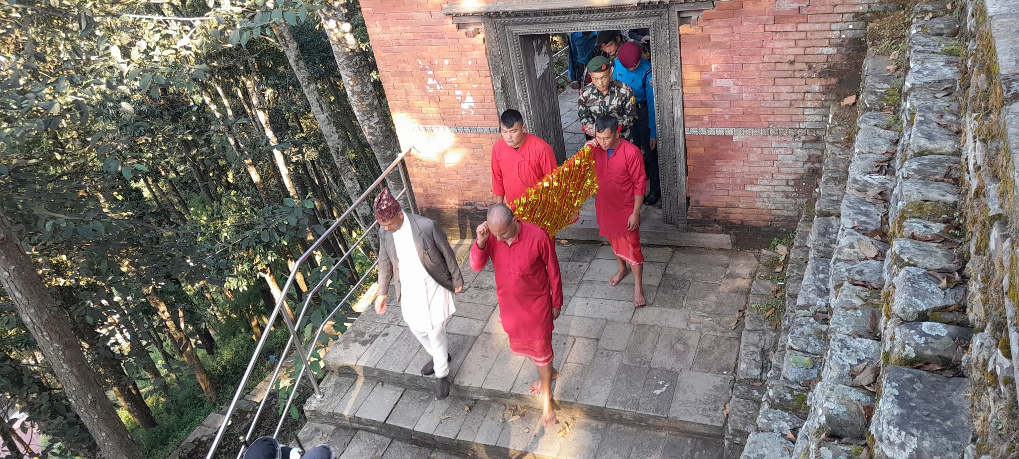 आज फूलपाती-गोरखा दरवारको दसैँ घरबाट हनुमानढोका दरवारका लागि फूलपाती पठाइयो