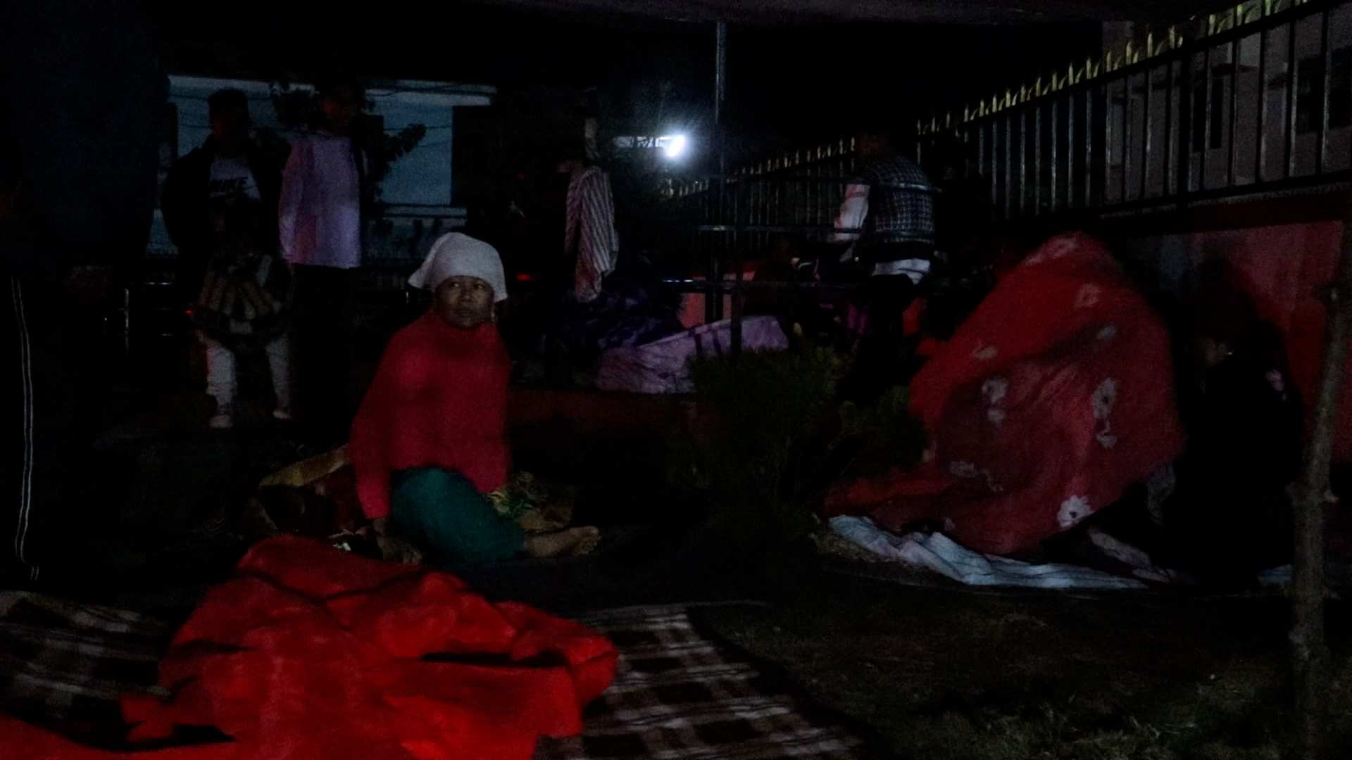 धादिङमा भूकम्पको त्रास- स्थानीयले घरबाहिरै रात काटे