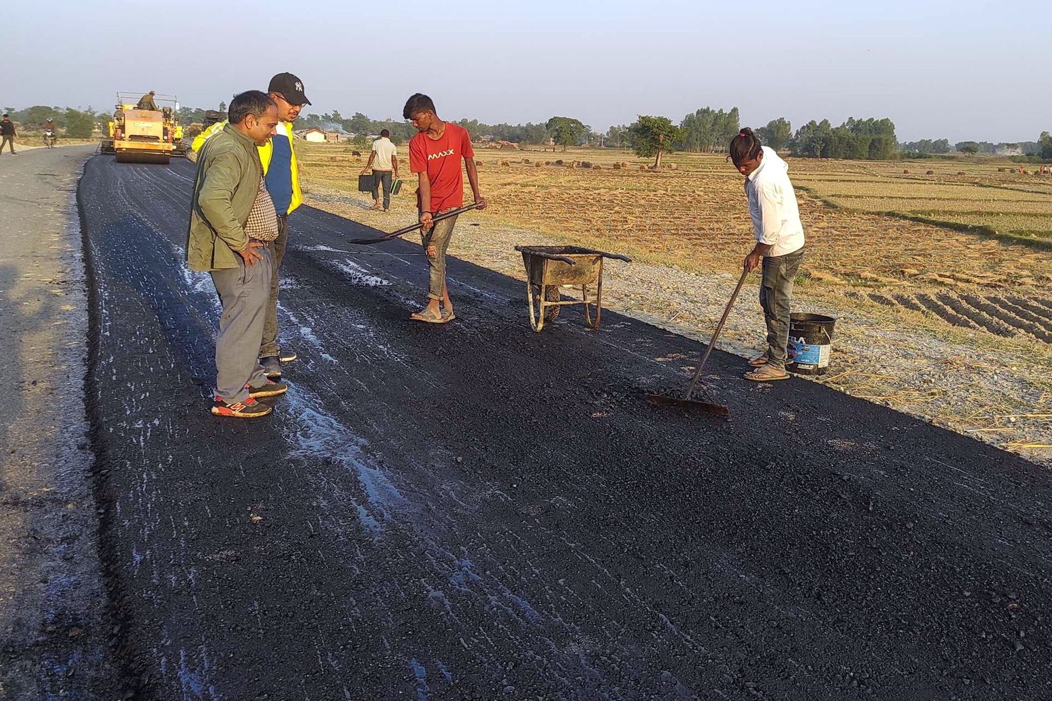 ठेक्का रद्दको चेतावनीपछि कालोपत्र गर्न काममा फर्किए ठेकेदार