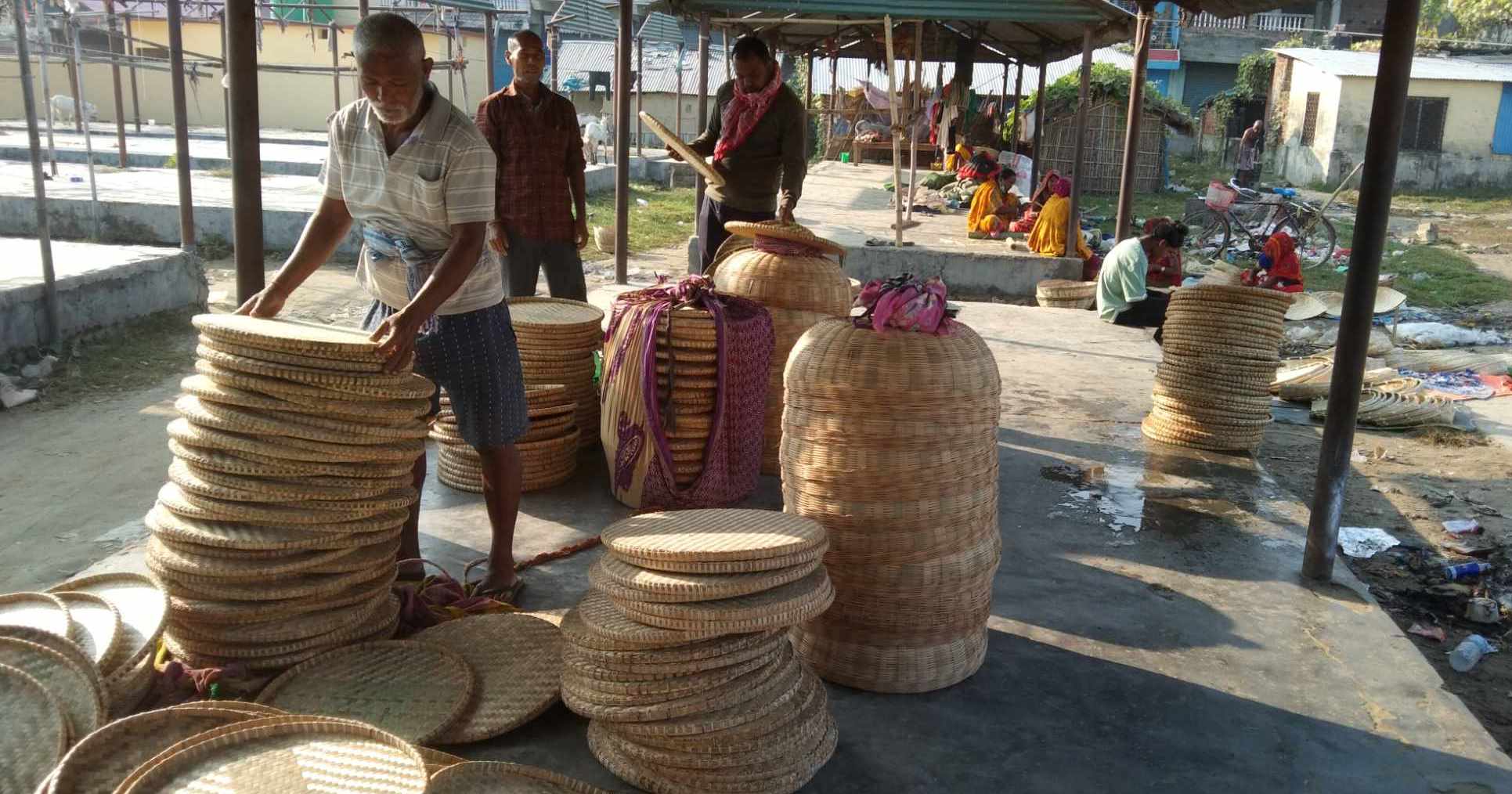 छठपर्वलाई लक्षित गरी बाँसजन्य सामग्री बनाउनमा व्यस्त कृषक