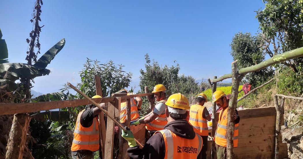 “पुनर्निर्माणका लागि श्रमदान” भन्ने नारा लिएर रुकुमपश्चिममा एमालेले बनायो २१५ अस्थायी आवास
