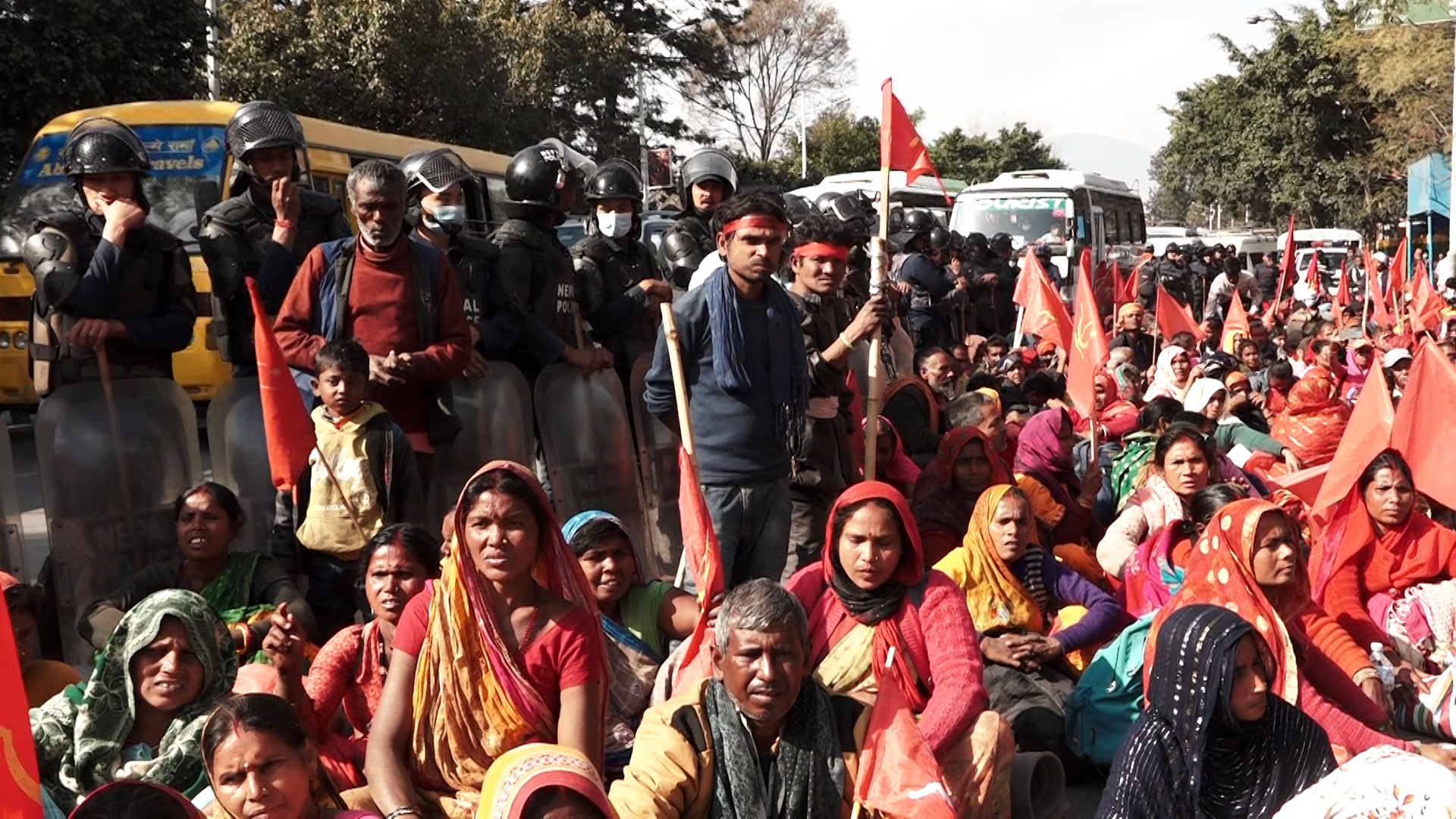 देशभरबाट आए मिटरब्याज पीडित,काठमाडौंमा प्रदर्शन