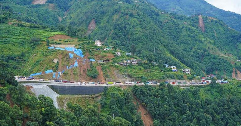 काठमाडौं-मुग्लिन सडकखण्ड दुईतर्फी अवरुद्ध