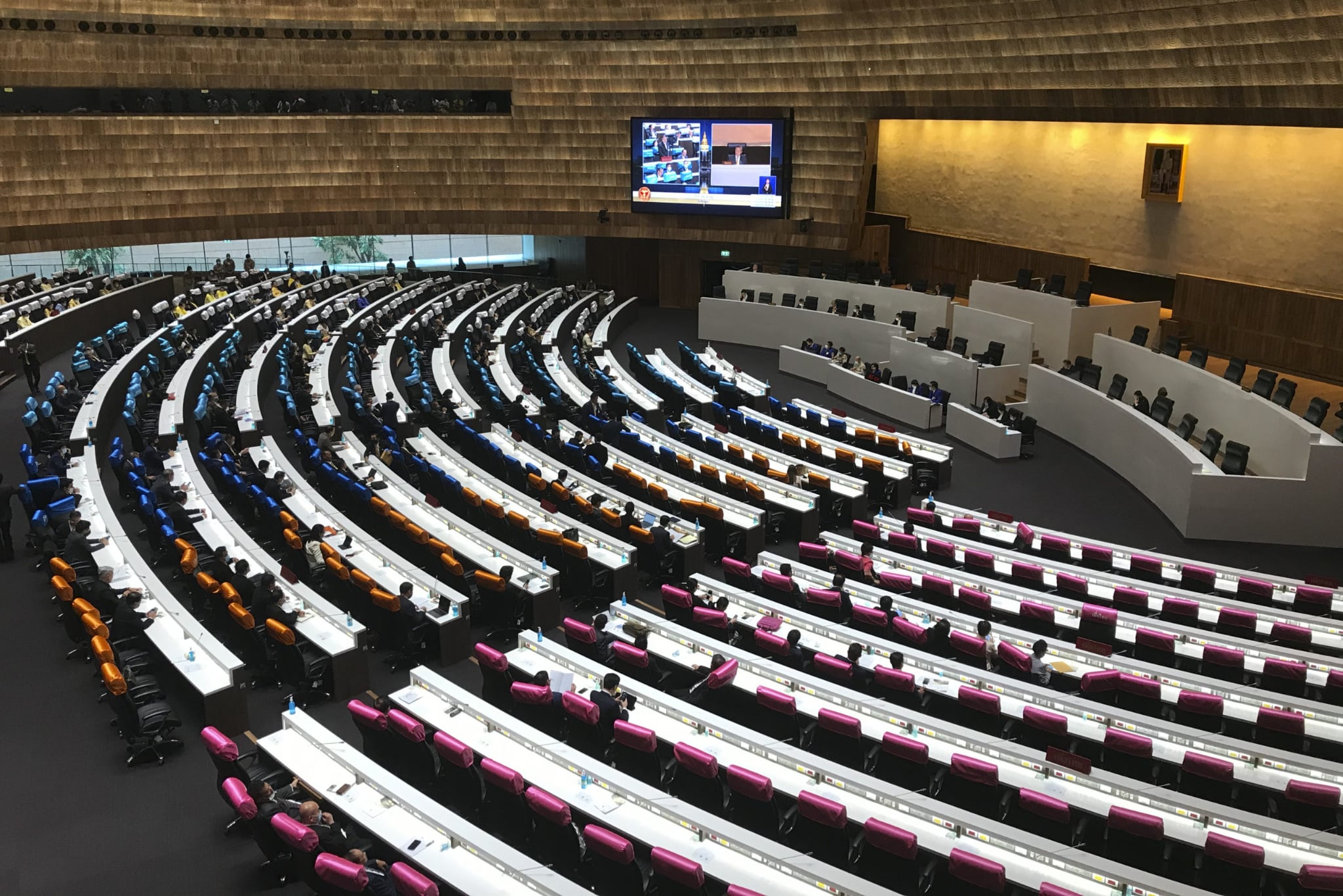 थाइल्यान्डमा संसद् विघटन गरिँदै