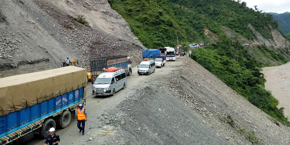 पहिरोका कारण नारायणगढ–मुग्लिन सडक अवरुद्ध