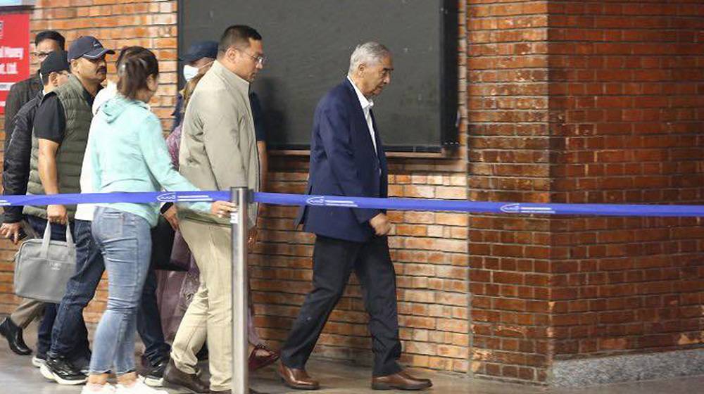 मध्यरातमा सुटुक्क सिंगापुर पुगे देउवा